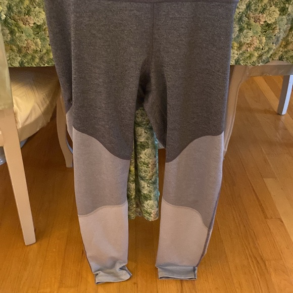 Old Navy active go dry, beautiful gray workout pants - Picture 3 of 3